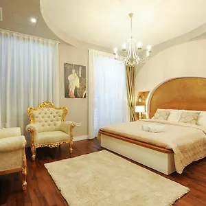 Silver & Gold Luxury Affittacamere